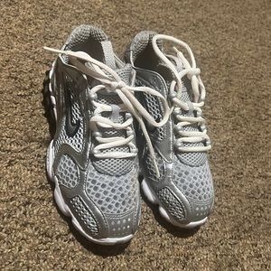 Kids size 5 Nike Zoom Air , authentic , no insole